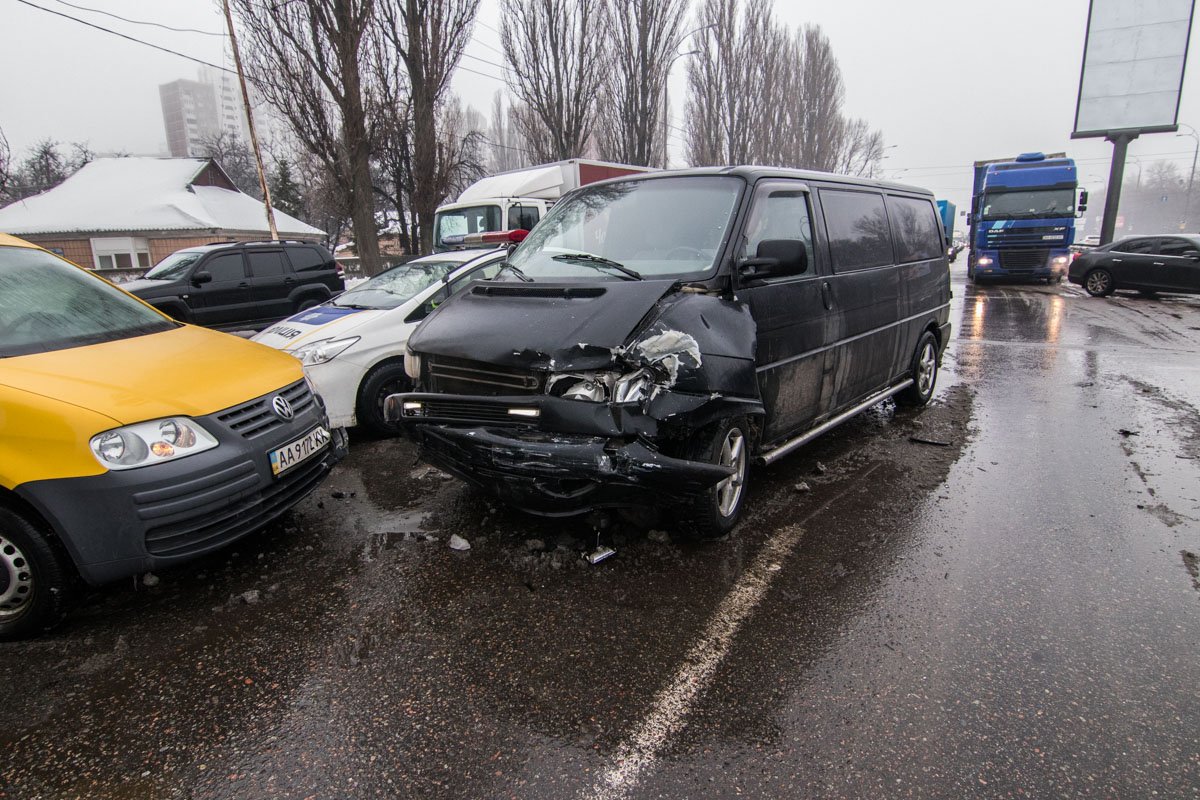 От Одесской площади до улицы Ивана Сирко образовалась огромная пробка