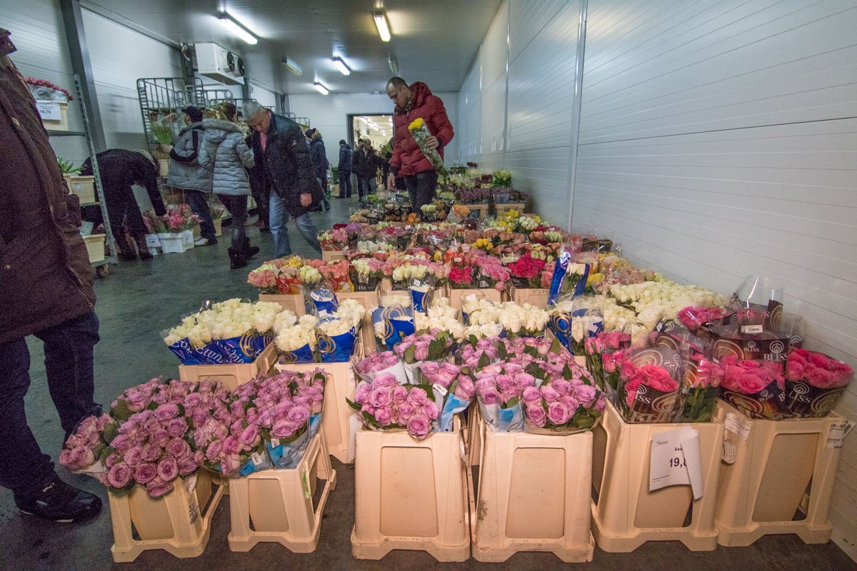 Выбирали цветы не только мужчины, но и женщины