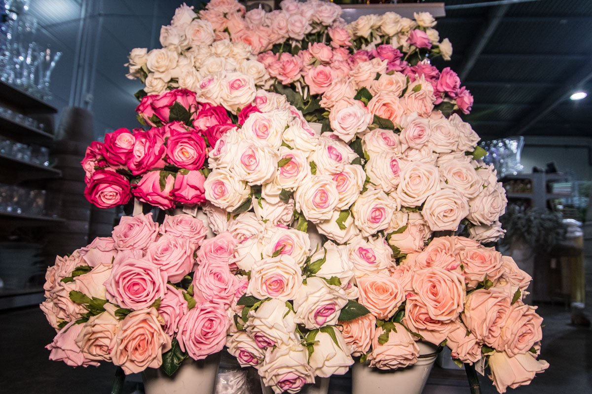 Мужчины несли домой самые разные букеты