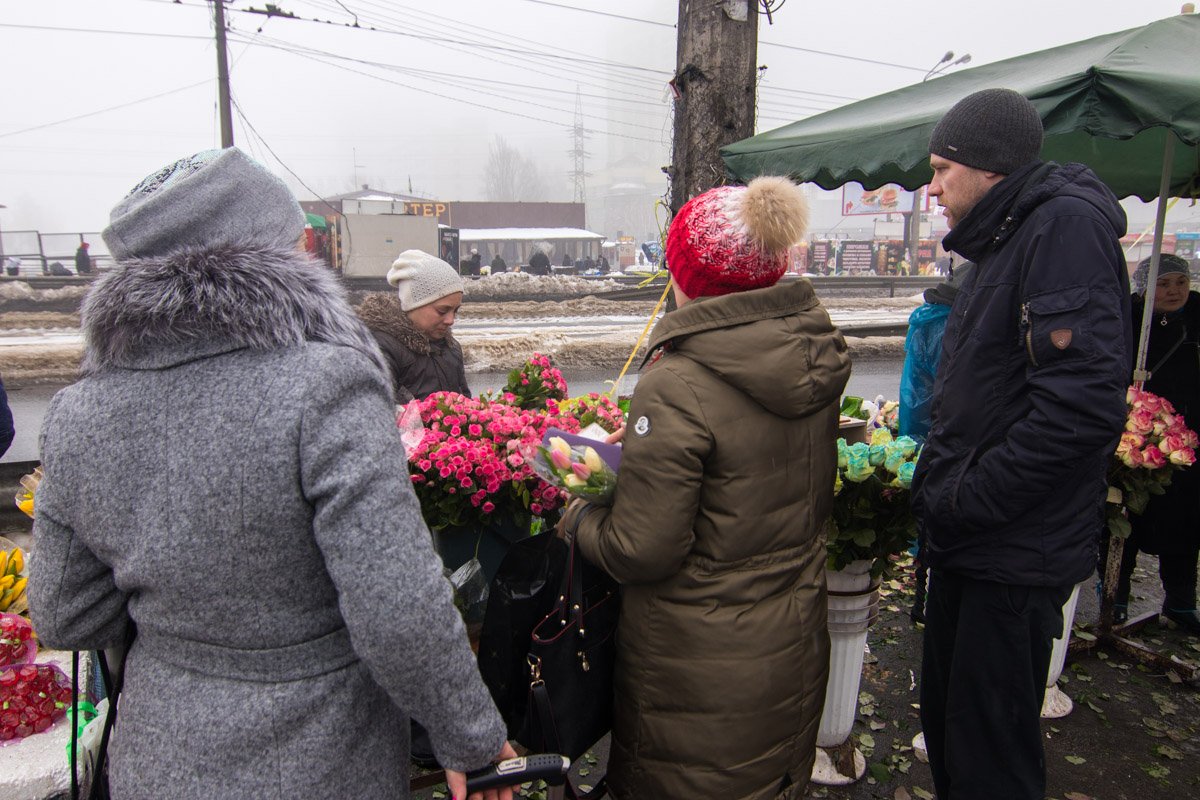 Популярны и двухцветные букеты