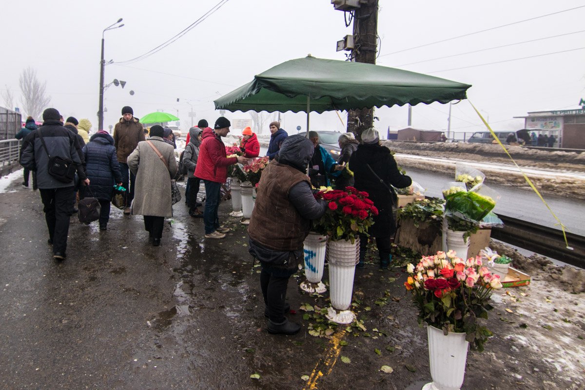 Розы разных расцветок ждут, когда их подарят