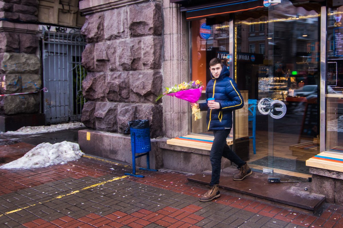 Кофе и цветы - идеальный набор 8-мартовского утра