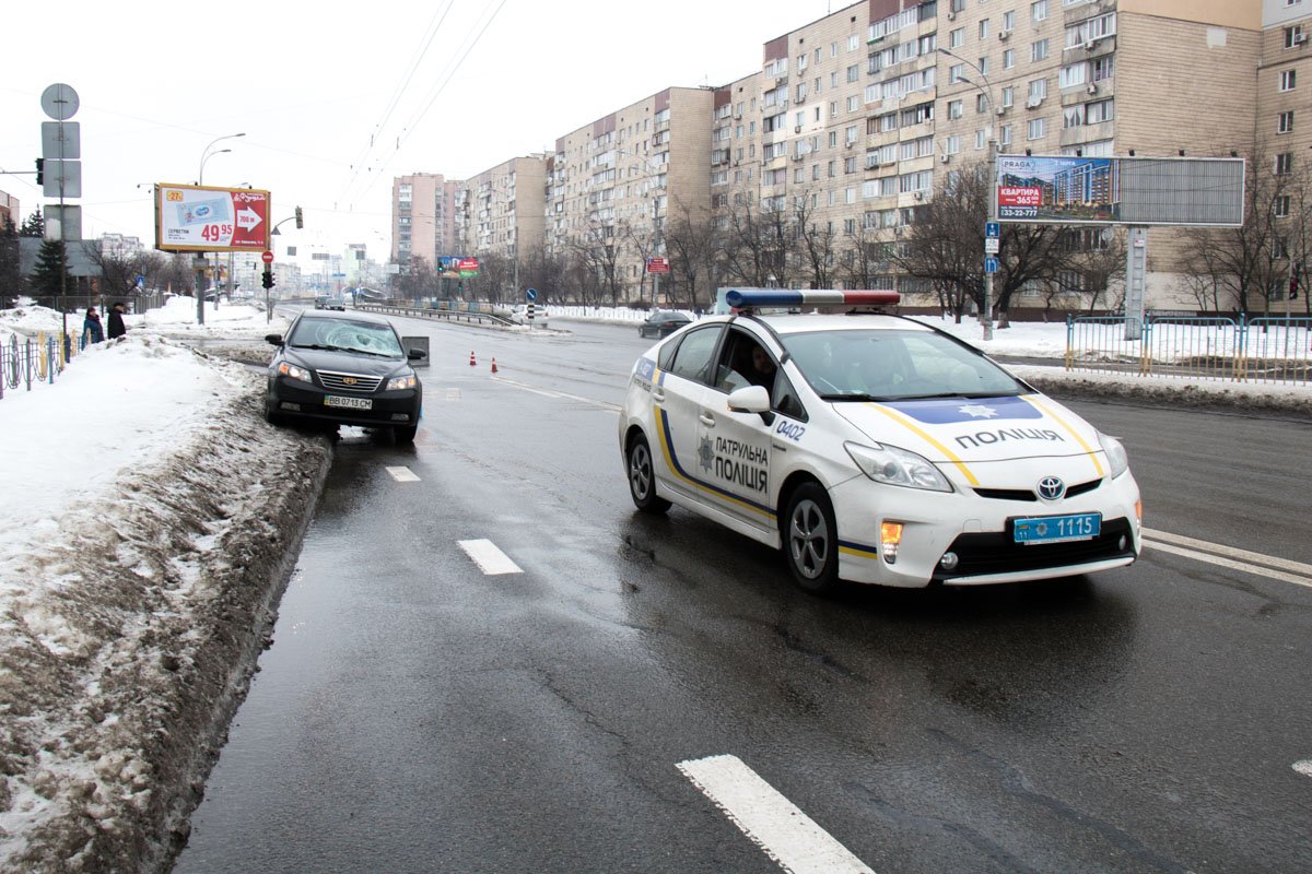 На бульваре Перова Geely сбил мужчину На бульваре Перова Geely сбил мужчину