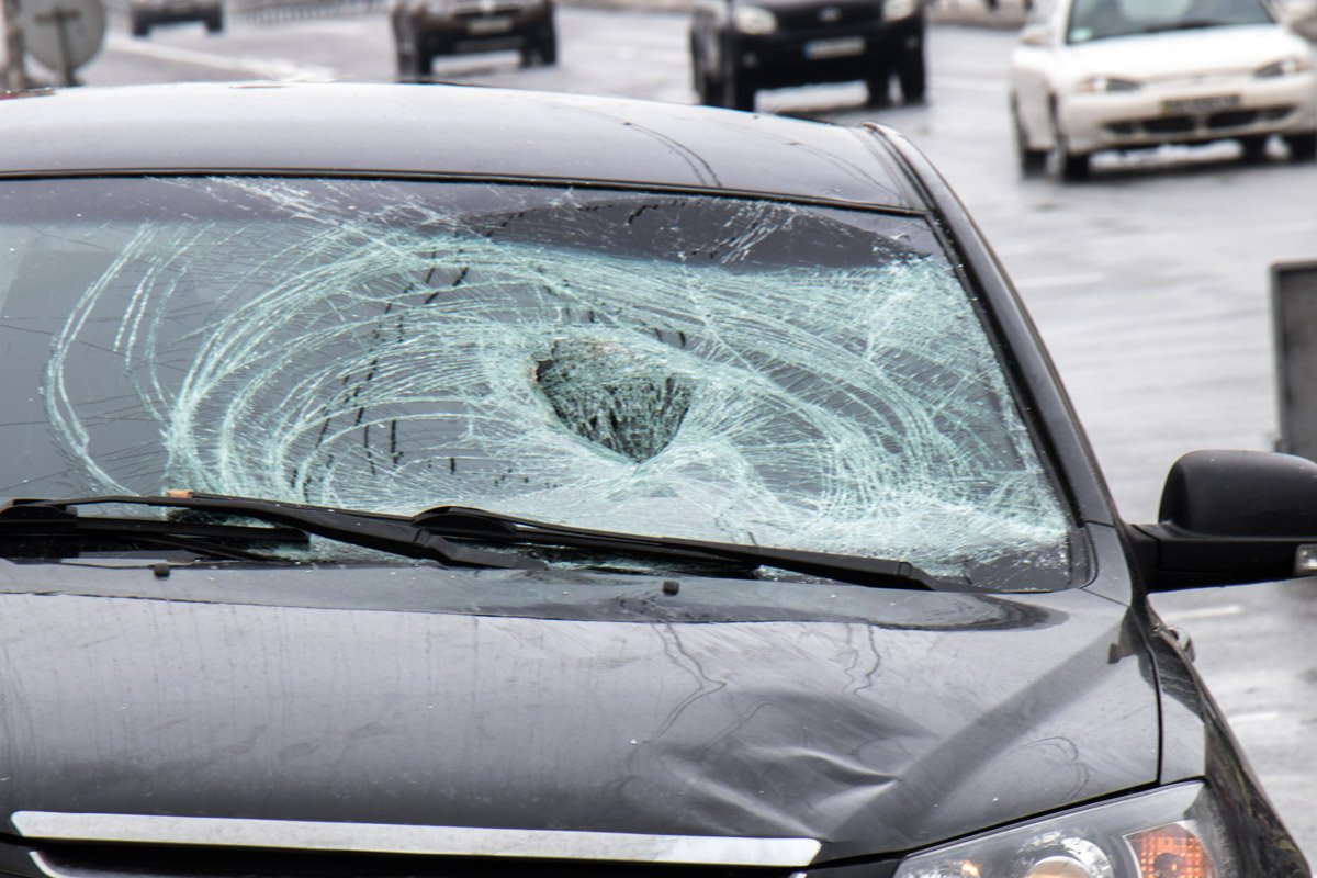 У Geely разбито лобовое стекло, водитель не пострадал У Geely разбито лобовое стекло, водитель не пострадал