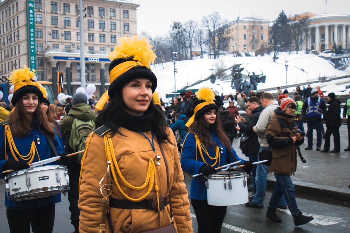 Под барабанный бой колонна начала движение по Крещатику
