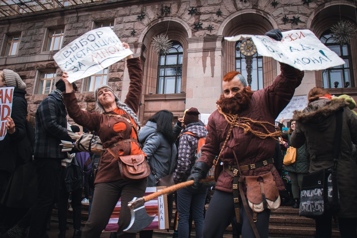 На марш пришли в костюмах