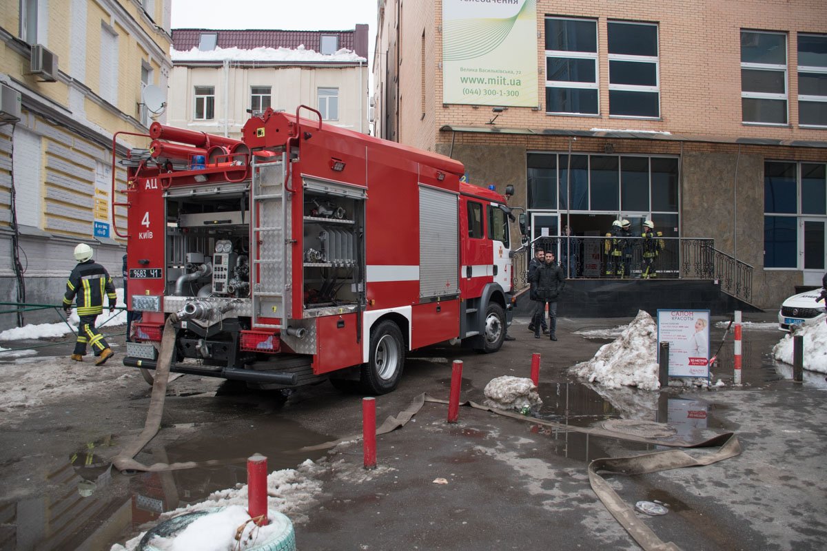 Для тушения пожара приехали сотрудники ГСЧС на шести пожарных машинах