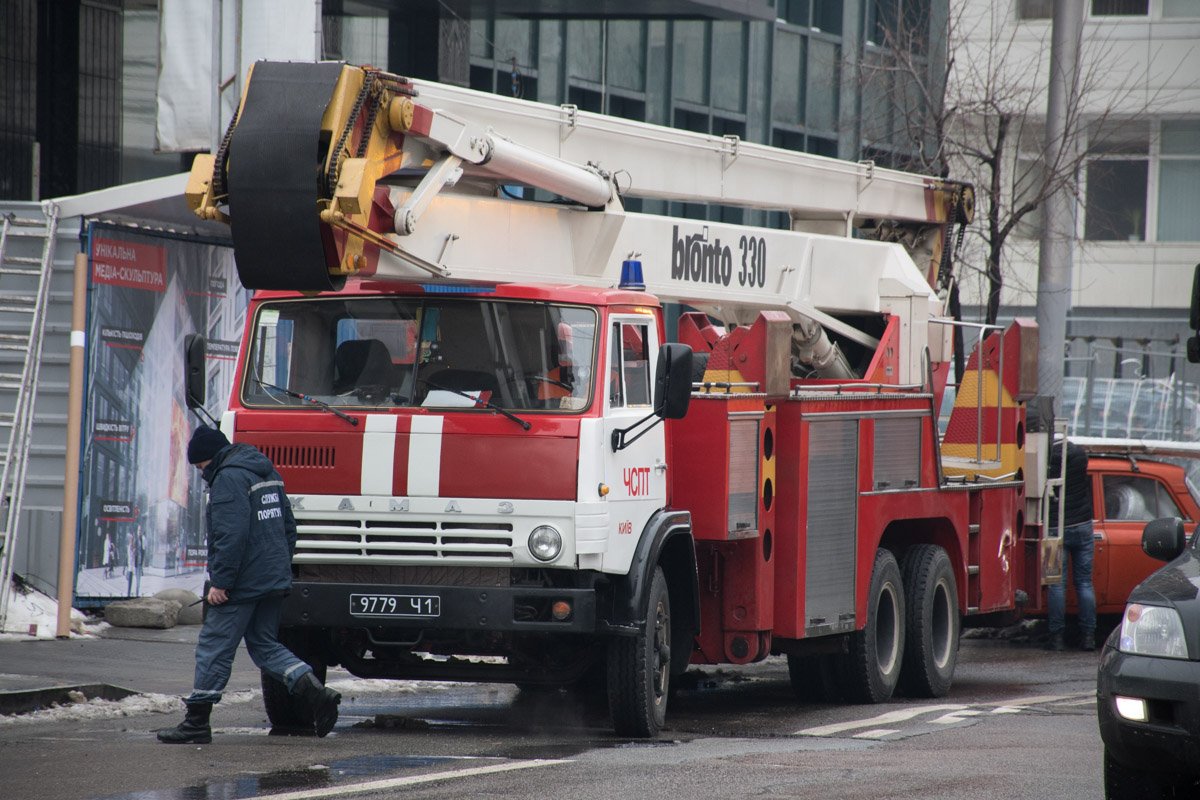 Людей с высотки по ступенькам спускали пожарные 