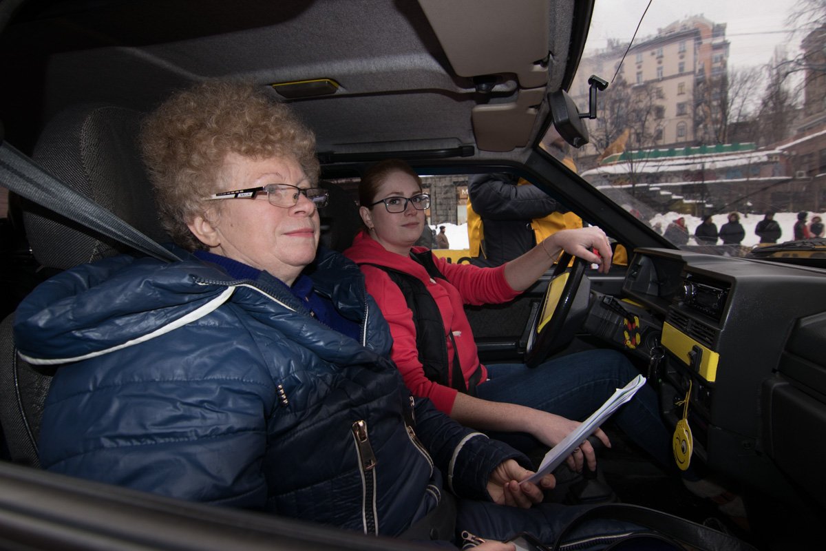 В экипаже советской "восьмерки" (ВАЗ-2108) штурману - 59 лет