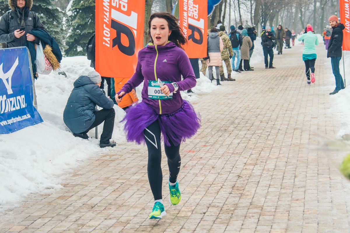 Юбка бежать не помешала