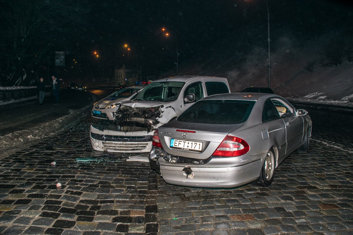 ДТП произошло на Владимирском спуске 