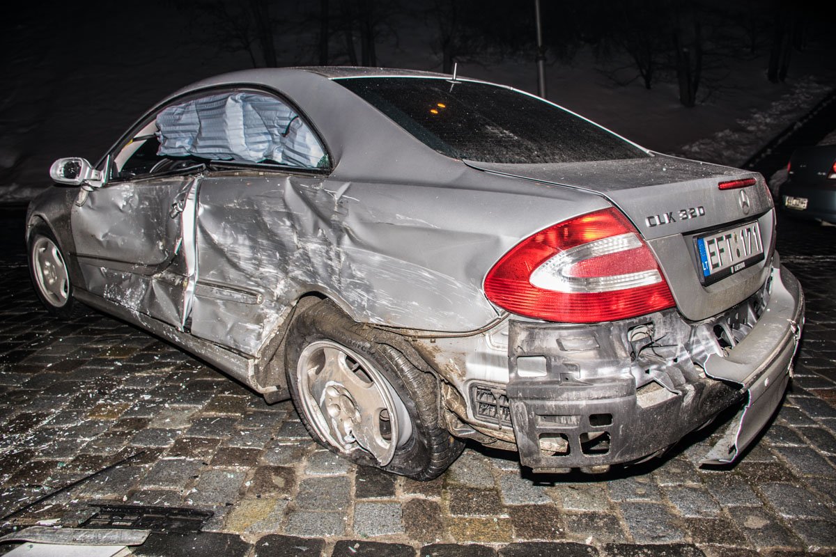 Водитель серого Mercedes пытался сбежать с места аварии