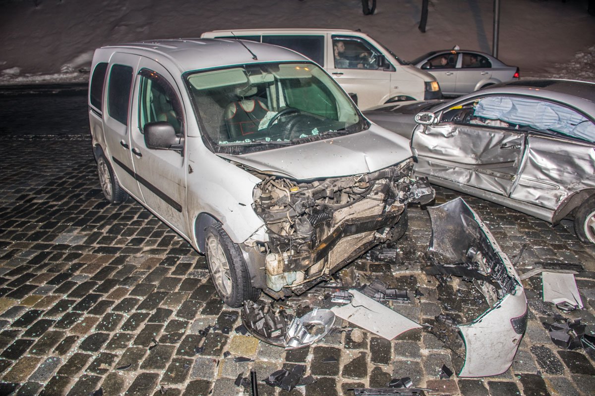 Перед Renault превратился в груду металла 