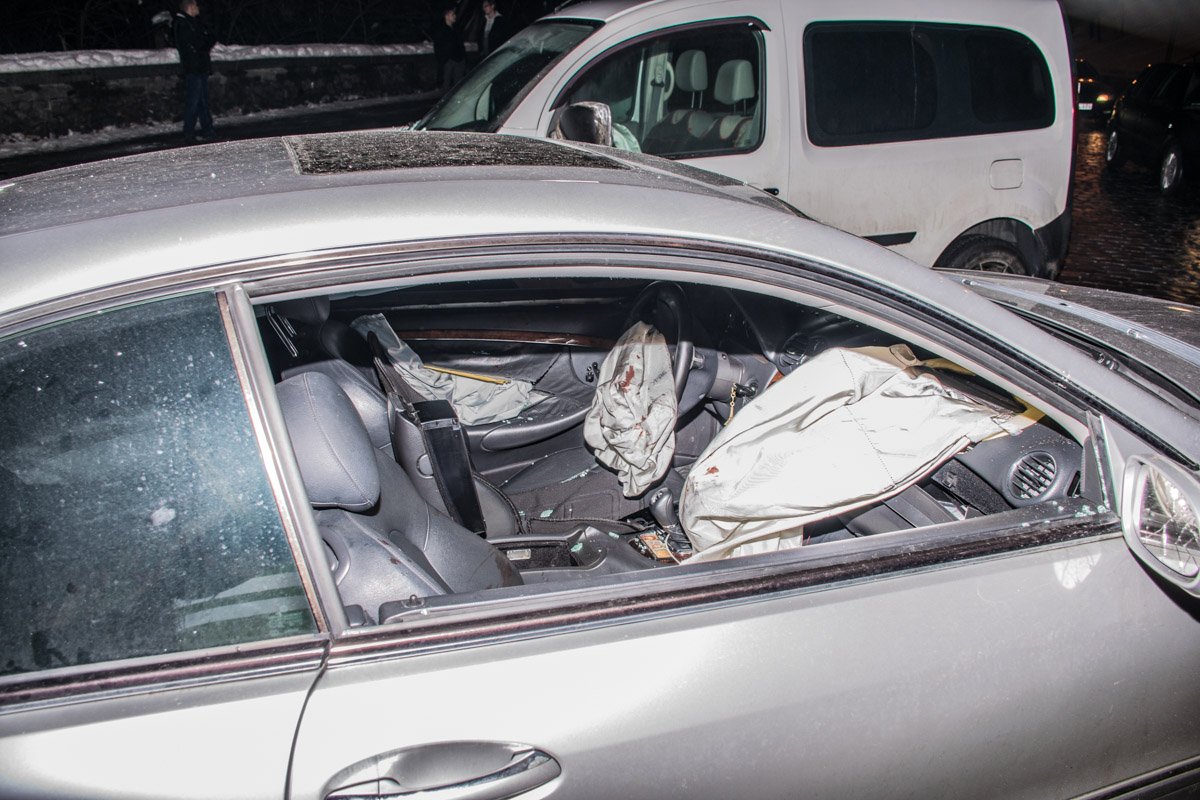 В "летевшем" Mercedes ехали мужчина с женщиной