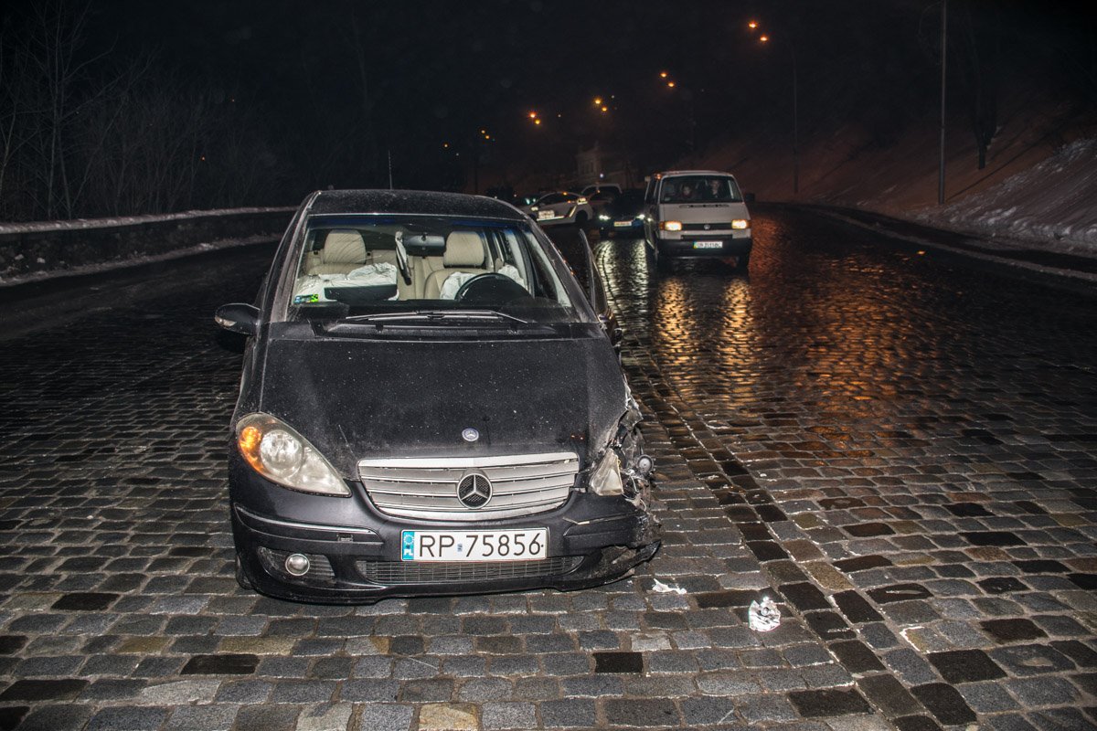 У черного Mercedes повреждена водительская сторона 