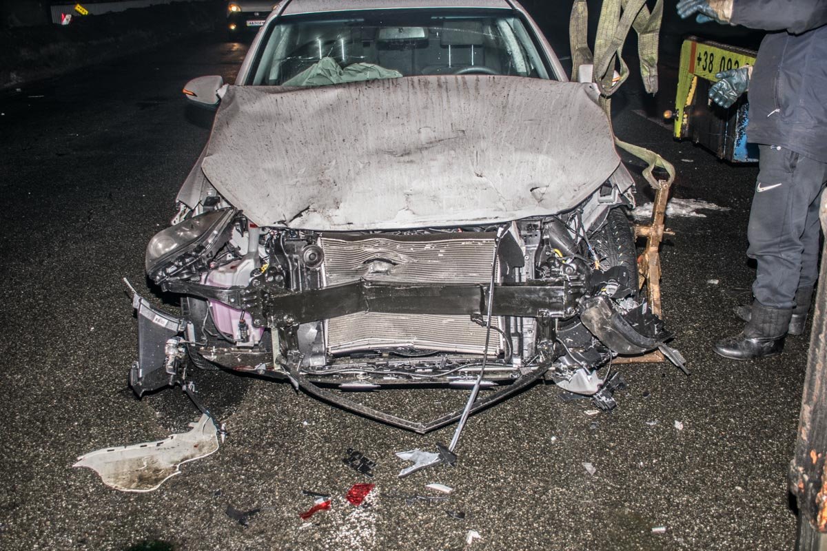 Детали от разбитых авто, разлетелись по всей дороге