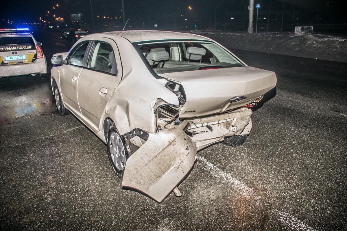 Этой машине досталось с двух сторон