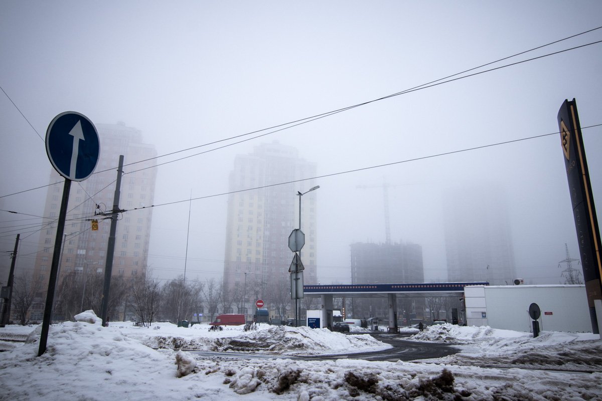 Утром дома окунули свои головы в белый плен