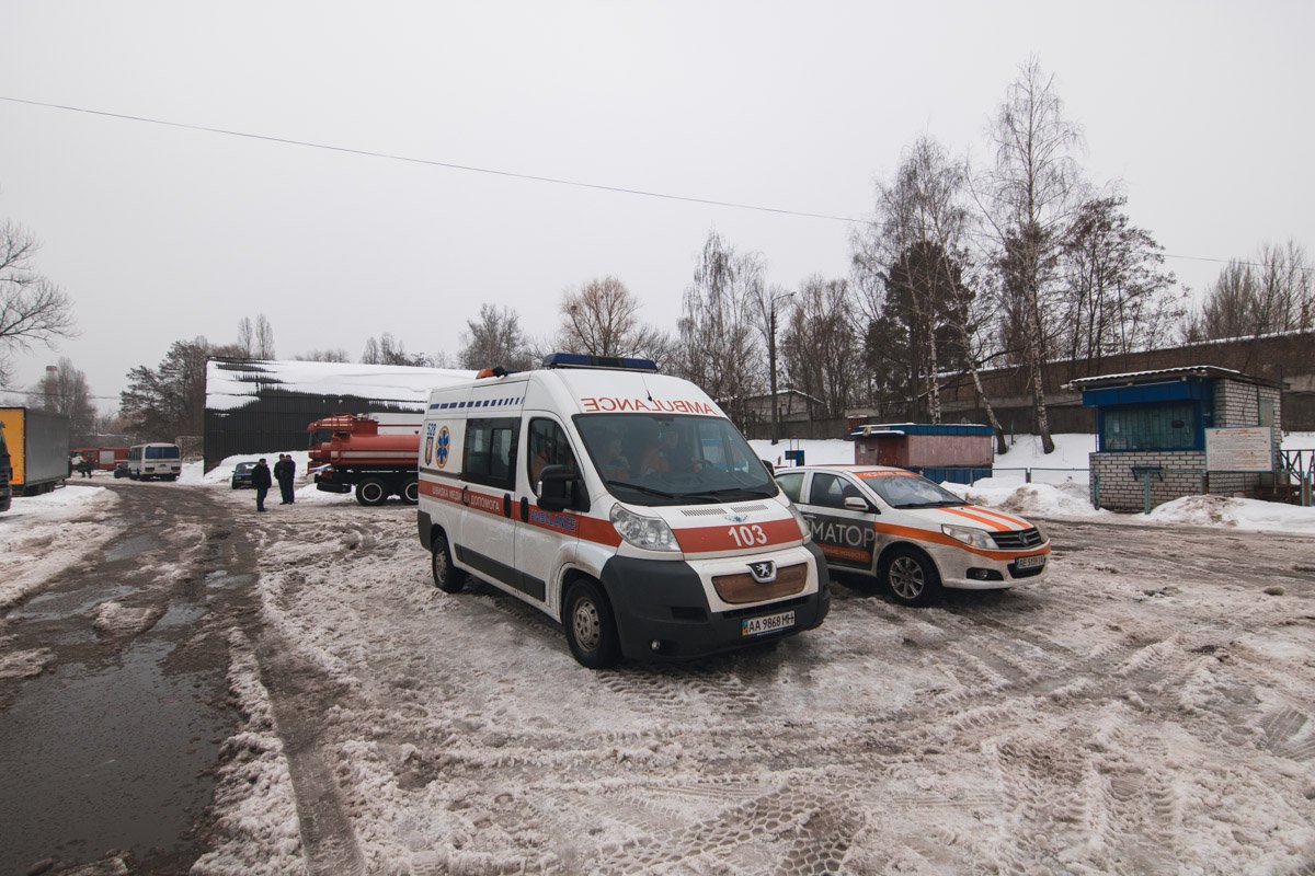 На месте работала "скорая"