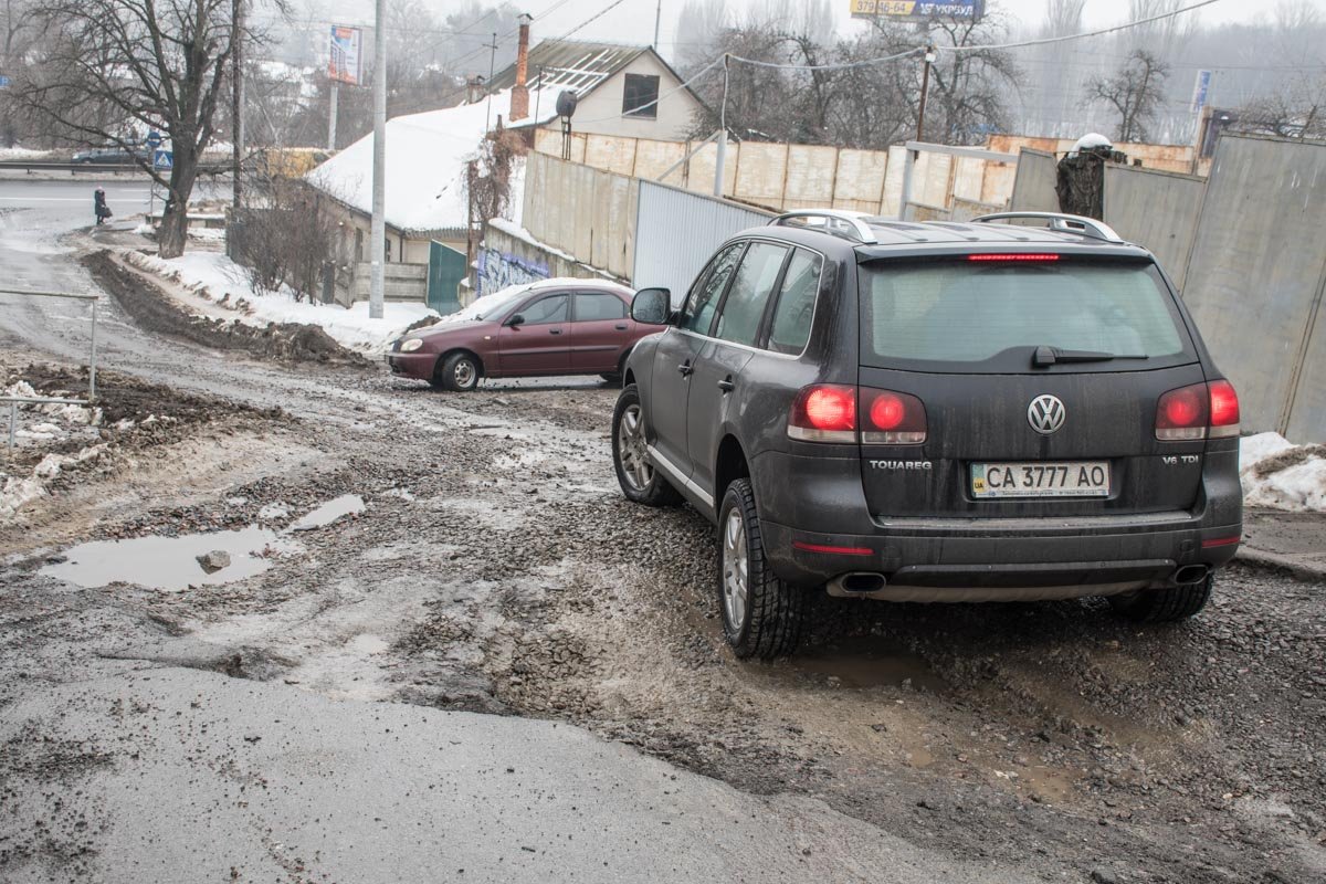Смело это место проезжают только автомобили с высоким клиренсом 
