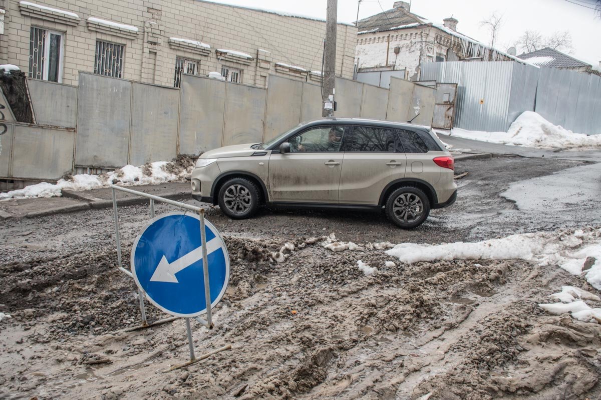 Такой дефект на дороге вызывает у водителей бурю негативных эмоций