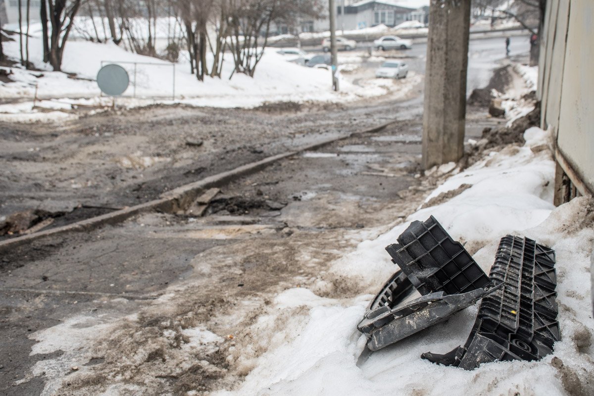 Некоторые автомобили на этом месте оставляют частичку себя