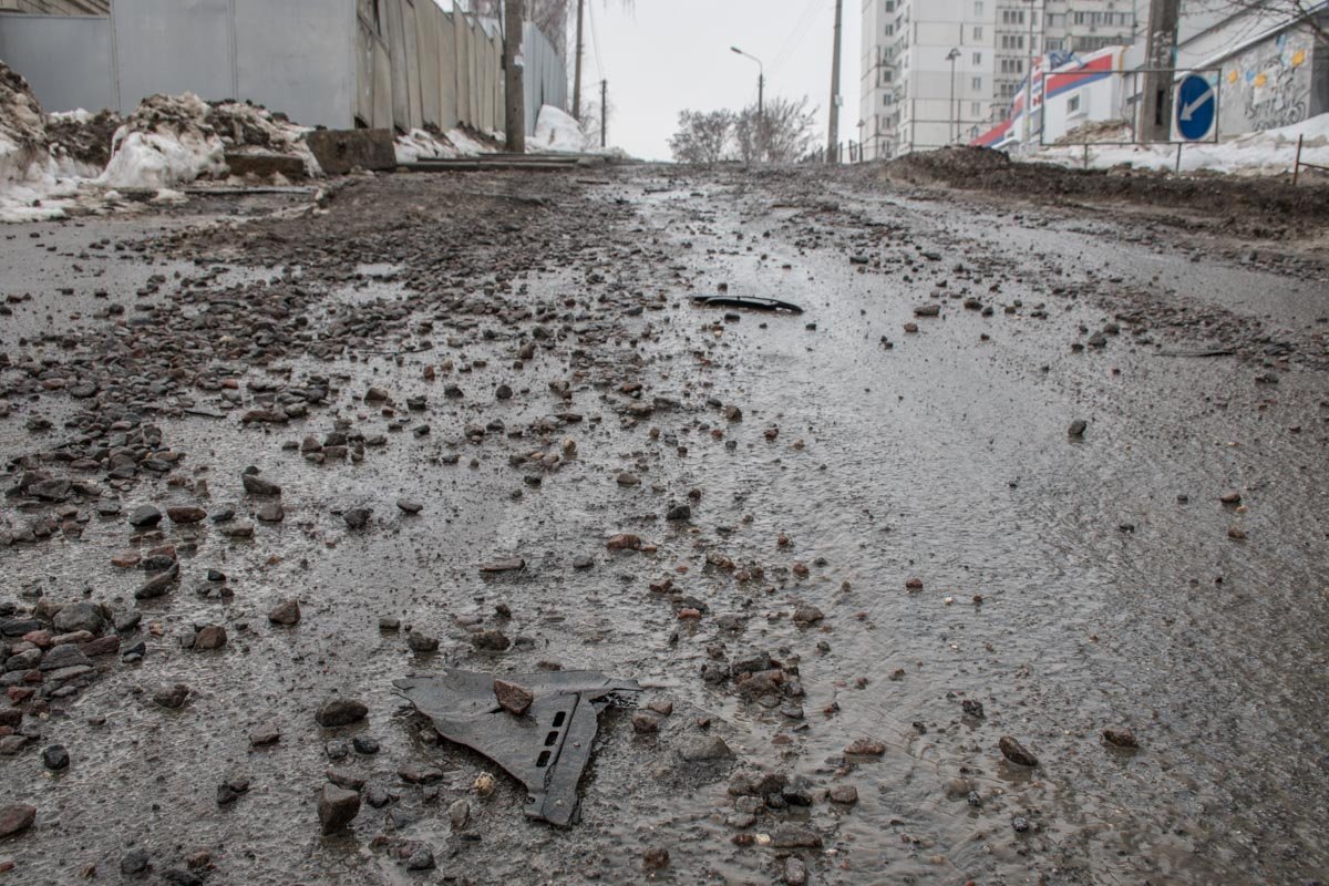 На этом участке разбросаны пластмассовые кусочки от защиты и бамперов машин