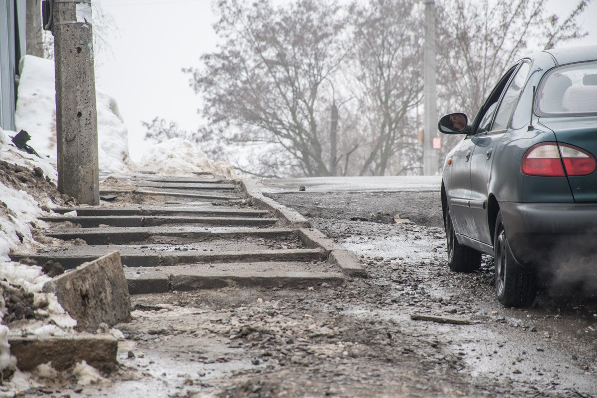 Тротуар здесь в таком же состоянии, что и дорога 