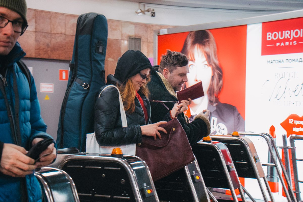 Многие все же предпочли расплатиться по-старинке - жетоном или картой Многие все же предпочли расплатиться по-старинке - жетоном или картой