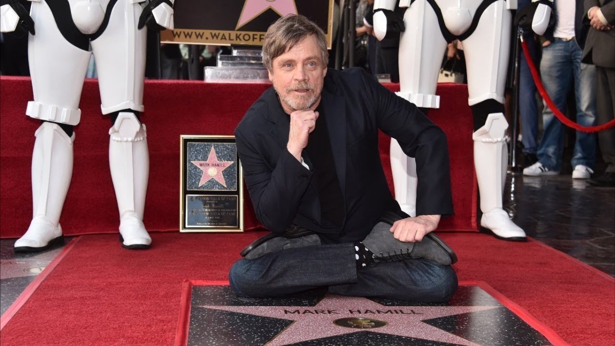 Марк Хэмилл получил звезду на Аллее славы в Голливуде Марк Хэмилл получил звезду на Аллее славы в Голливуде