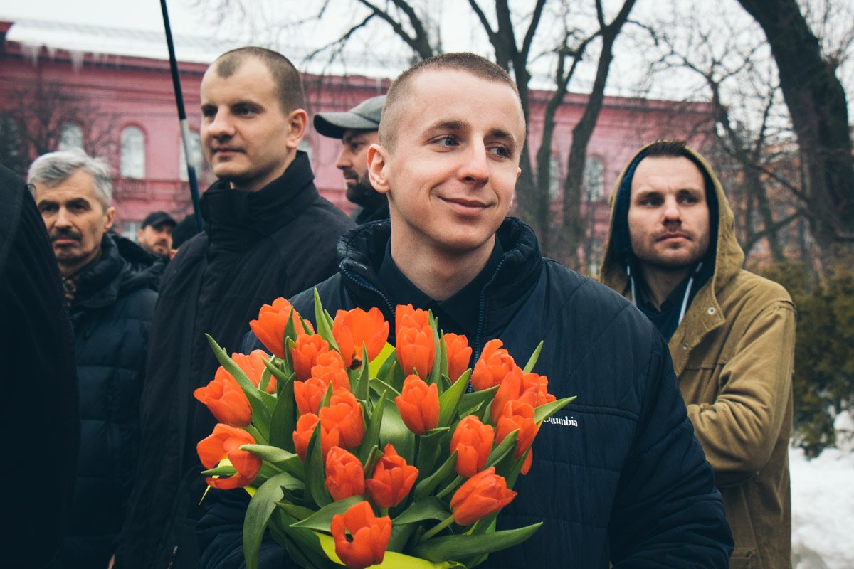 Многие принесли к памятнику цветы Многие принесли к памятнику цветы