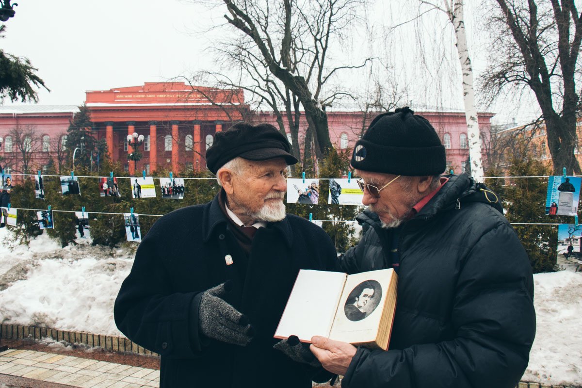 Есть время перебросится парой слов Есть время перебросится парой слов