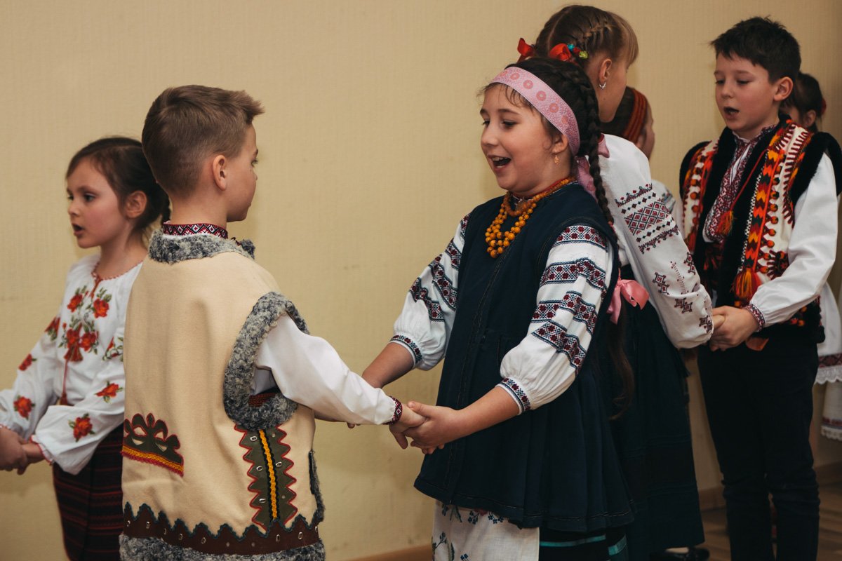 Презентация сопровождалась народными песнями и танцами