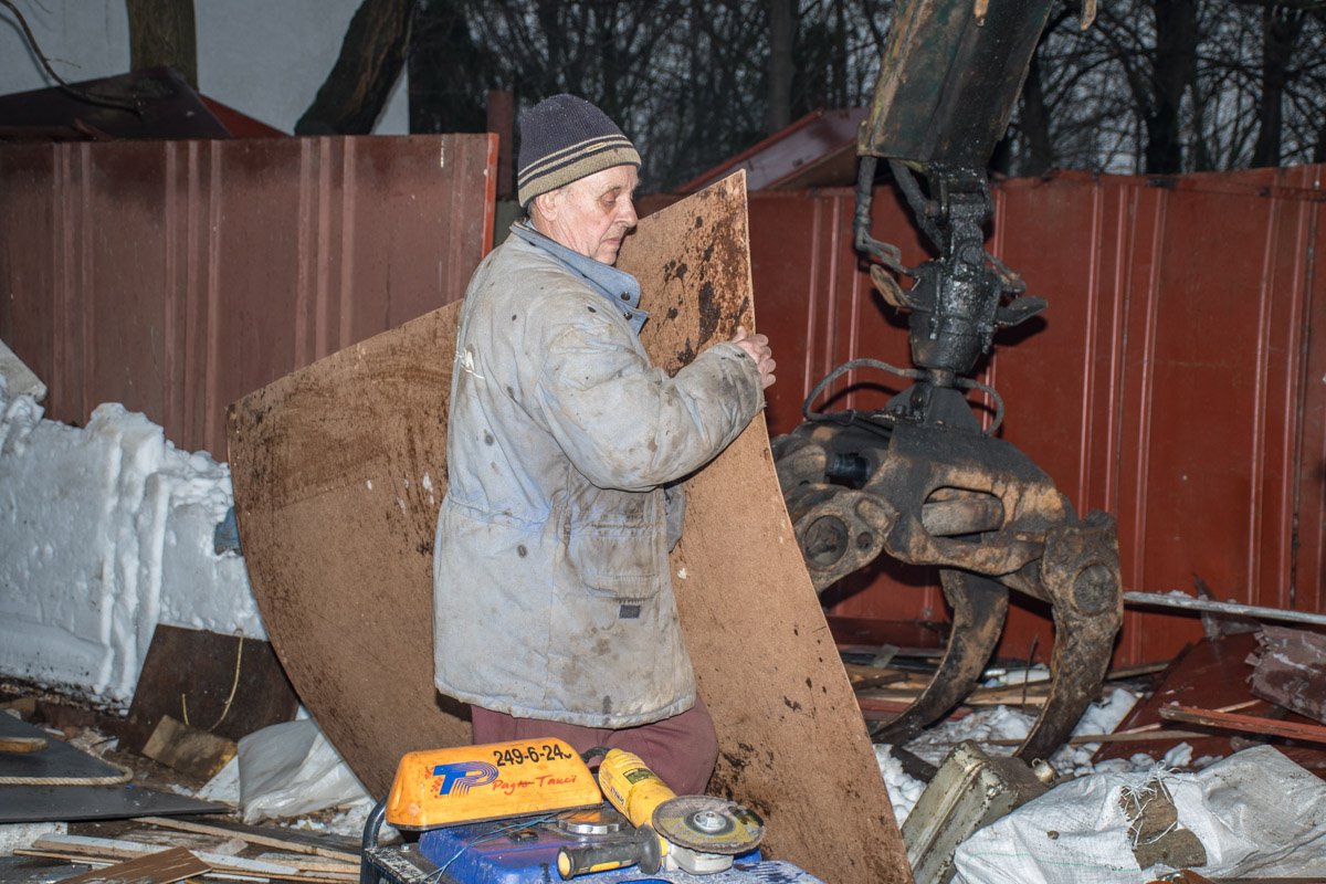 Люди пытаются собрать уцелевшие вещи Люди пытаются собрать уцелевшие вещи