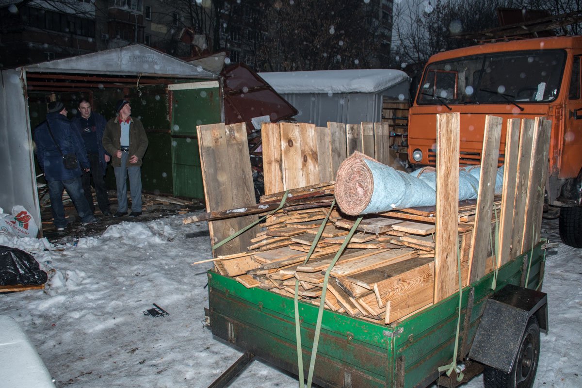 Члены кооператива вывозят из гаражей свои вещи Члены кооператива вывозят из гаражей свои вещи