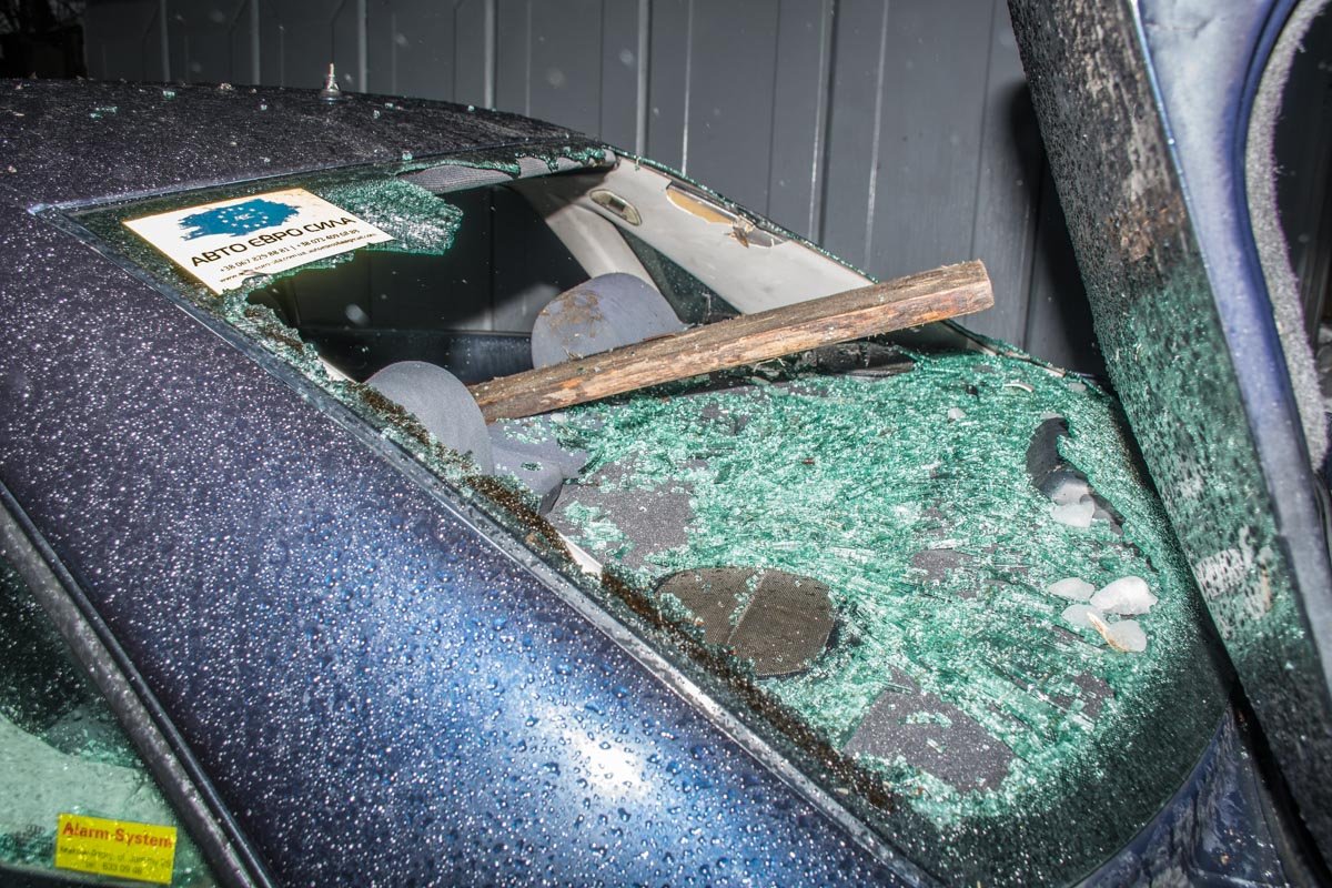 Окно машины проломили бревном Окно машины проломили бревном