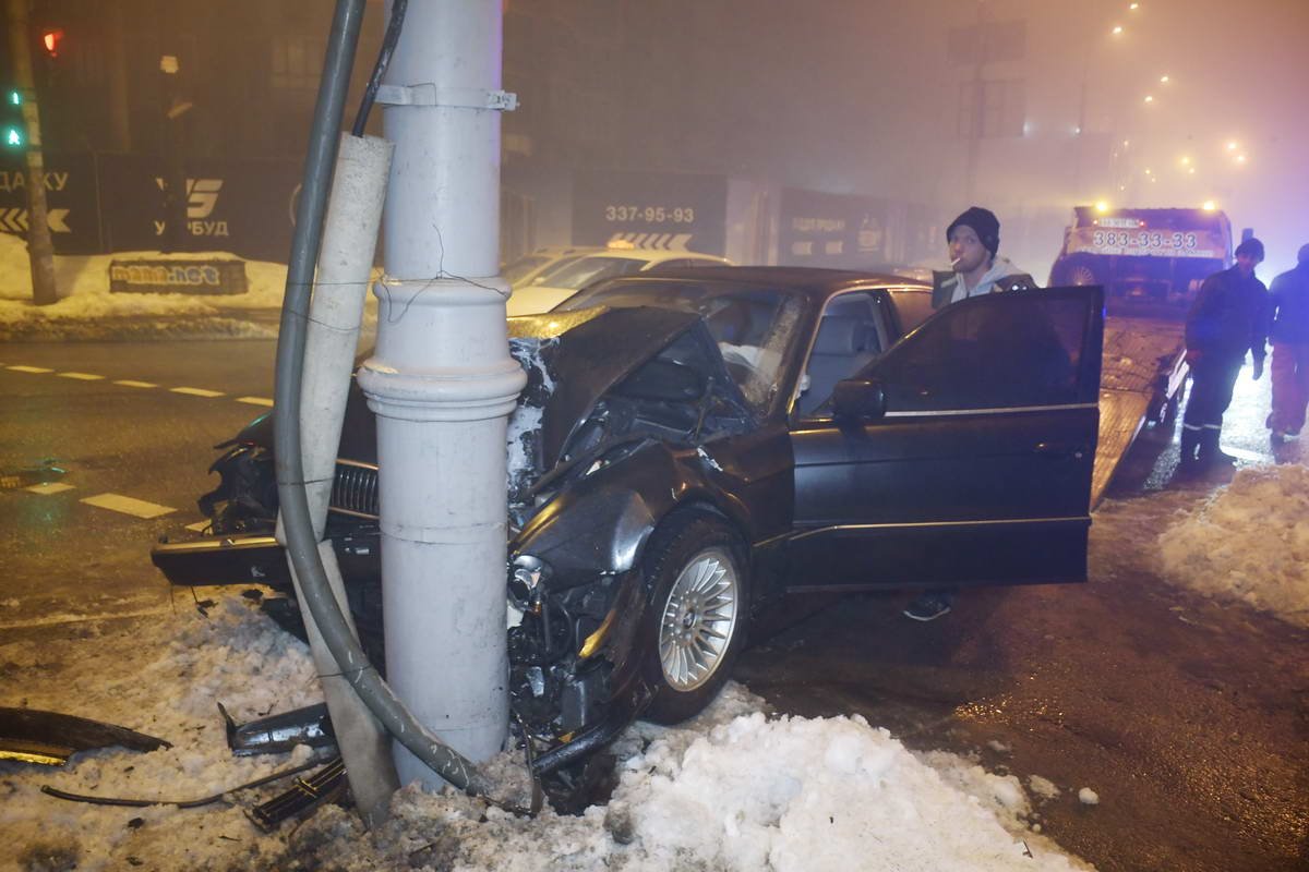 Водитель BMW не справился с управлением на мокрой дороге