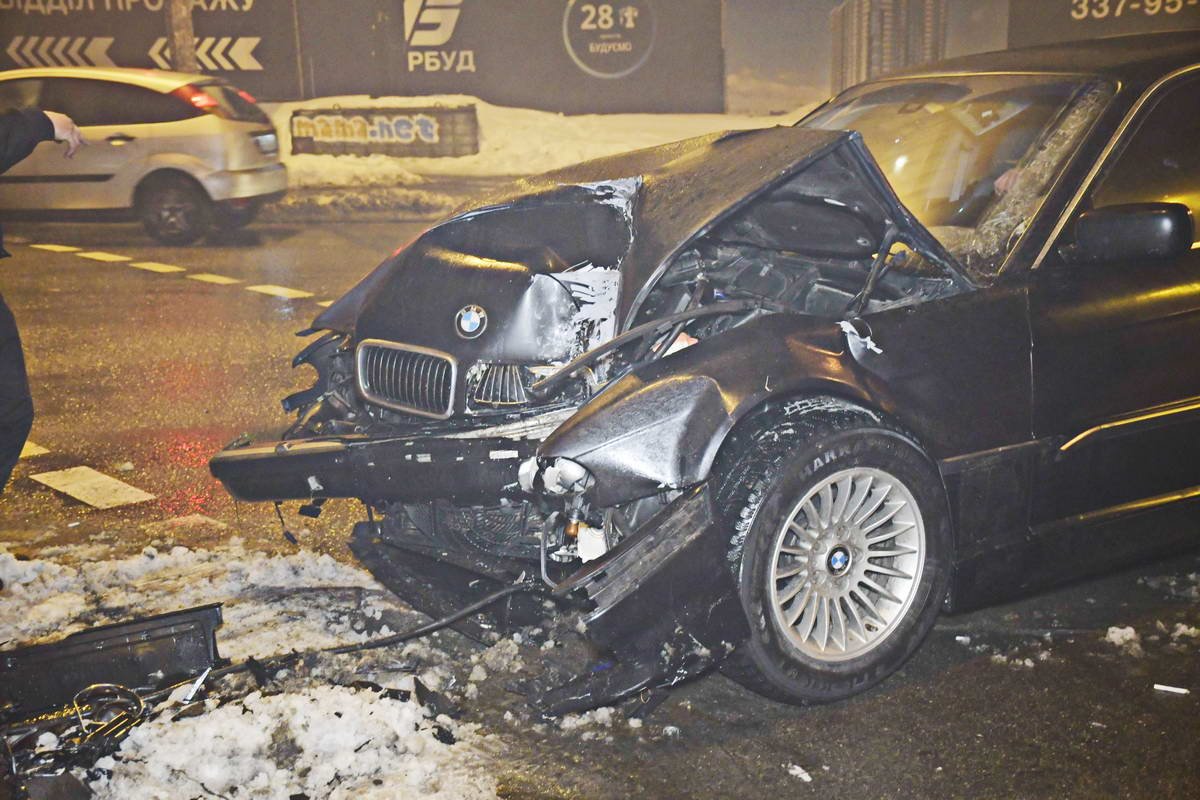 Перед иномарки получил серьезные повреждения