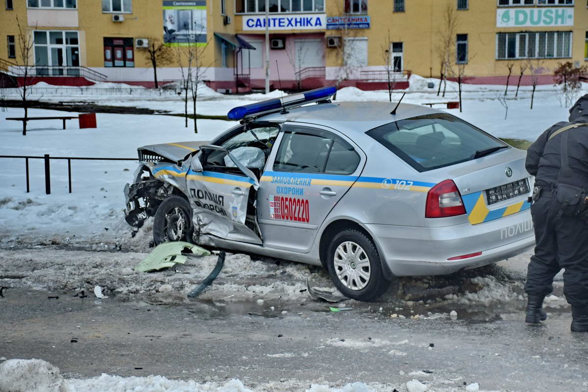 От удара авто Полиции охраны вынесло на тротуар 