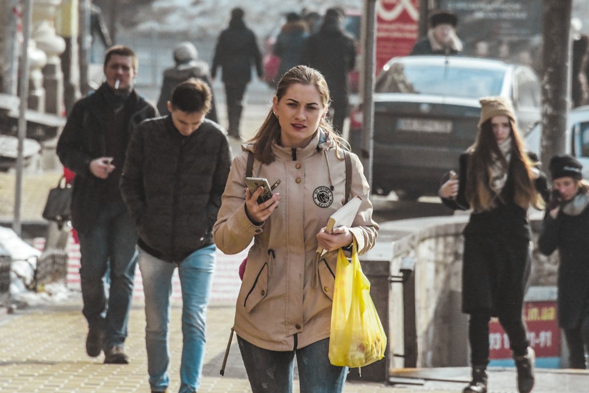 Девушки переодеваются в легкие курточки