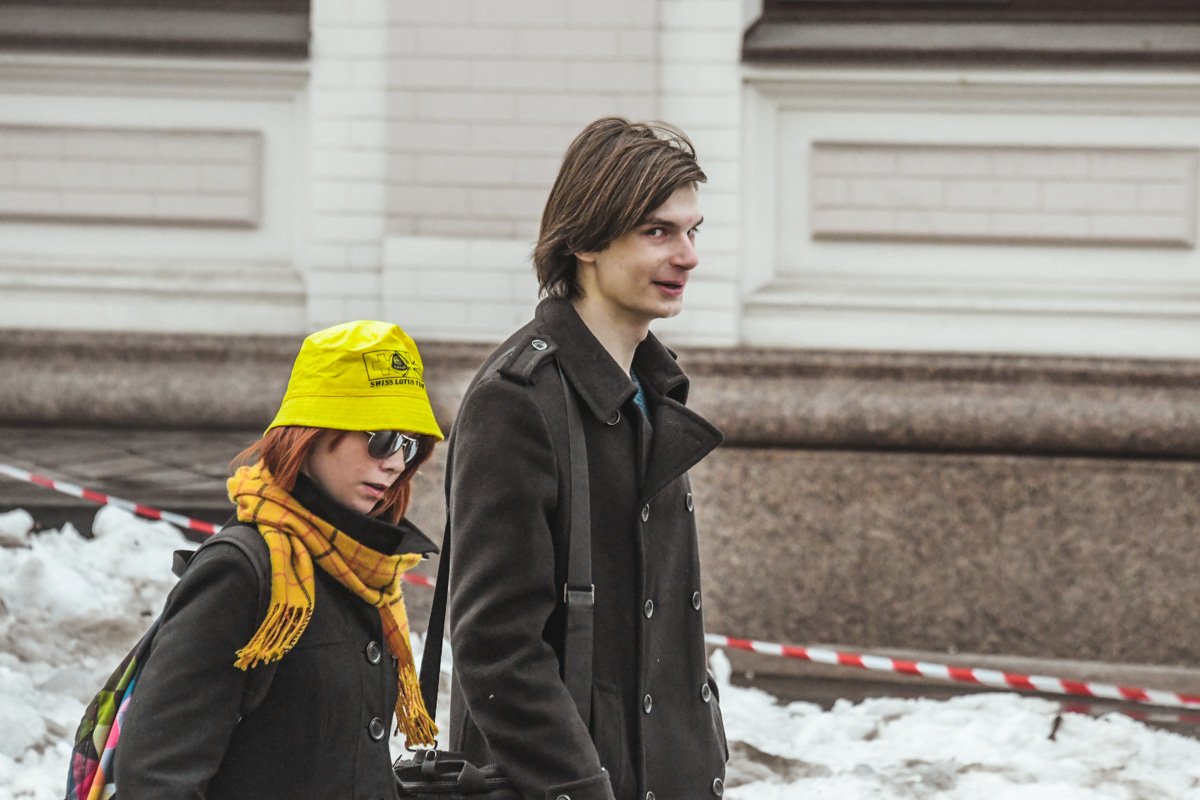 Влюбленные парочки наслаждаются прогулкой