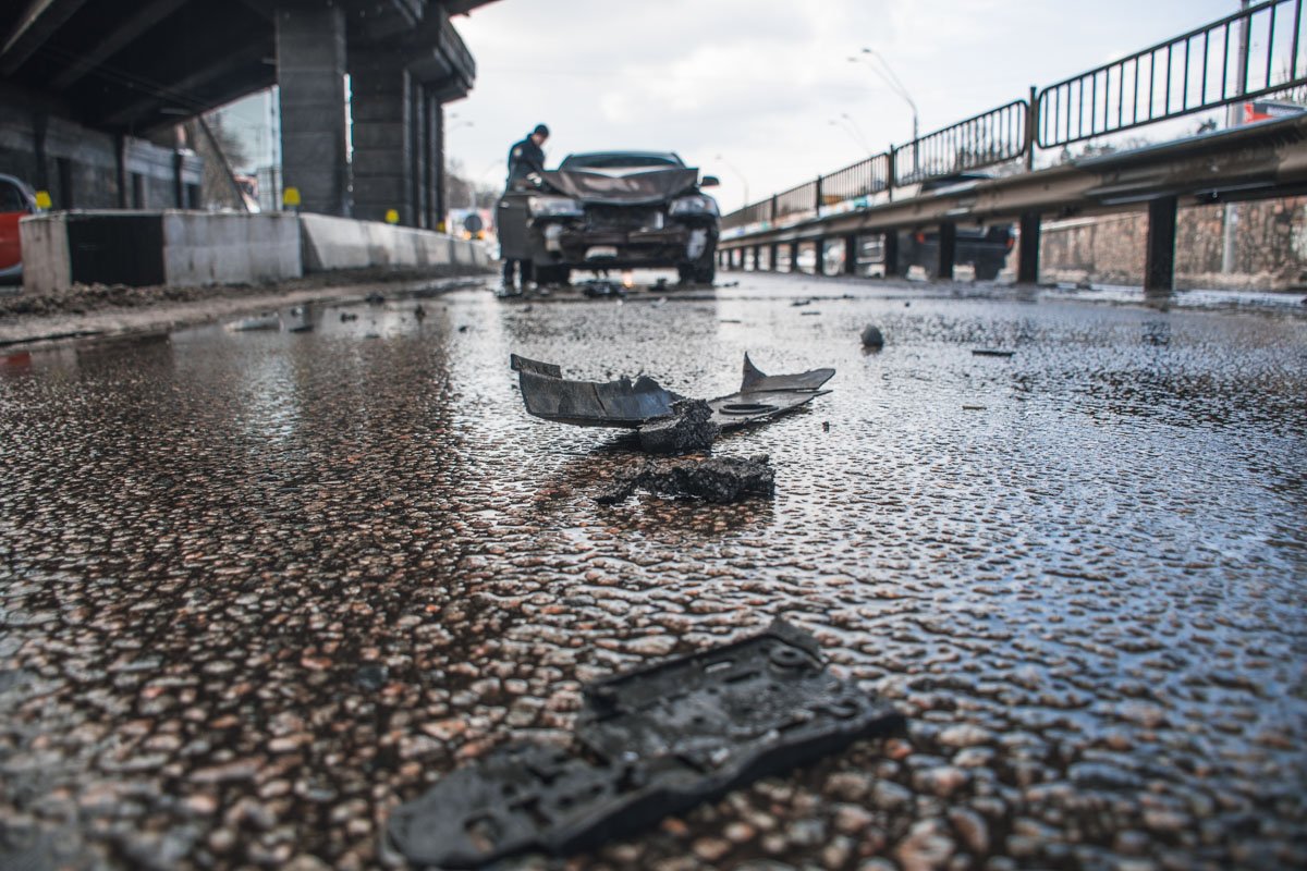 Geely врезалась во впереди едущее BMW