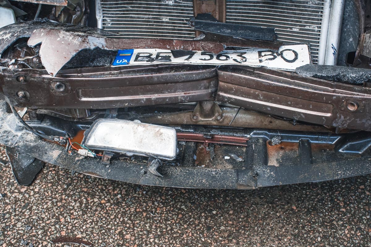 У иномарки достаточно сильно помят бампер