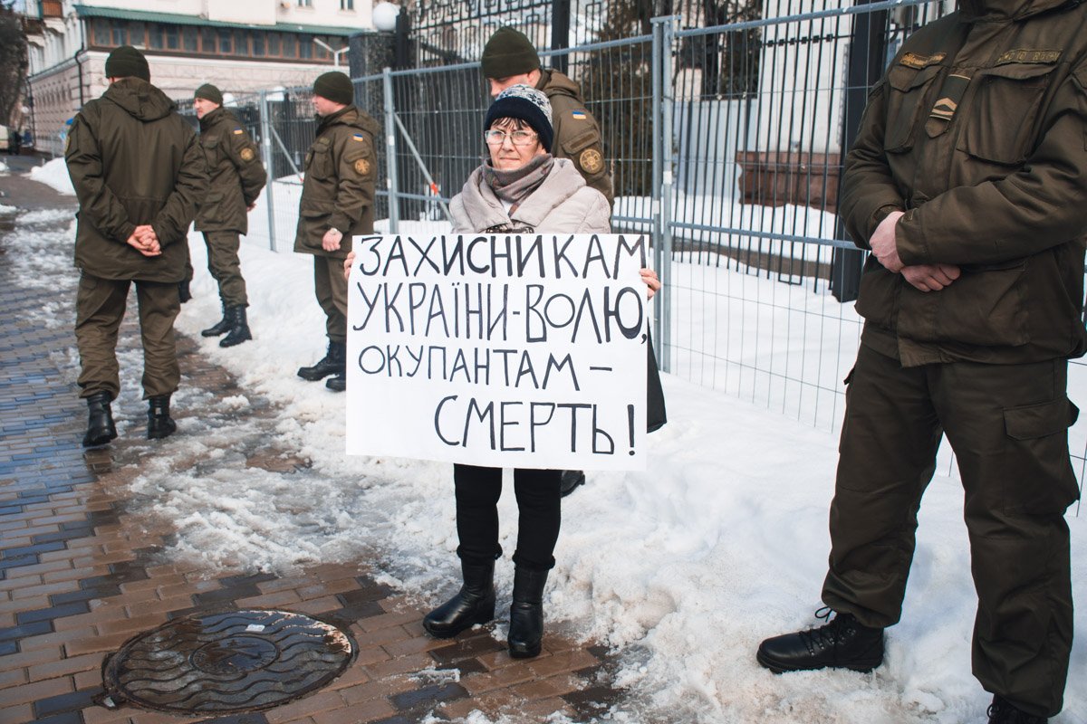 Участники акции мирно стояли с плакатами в окружении военных