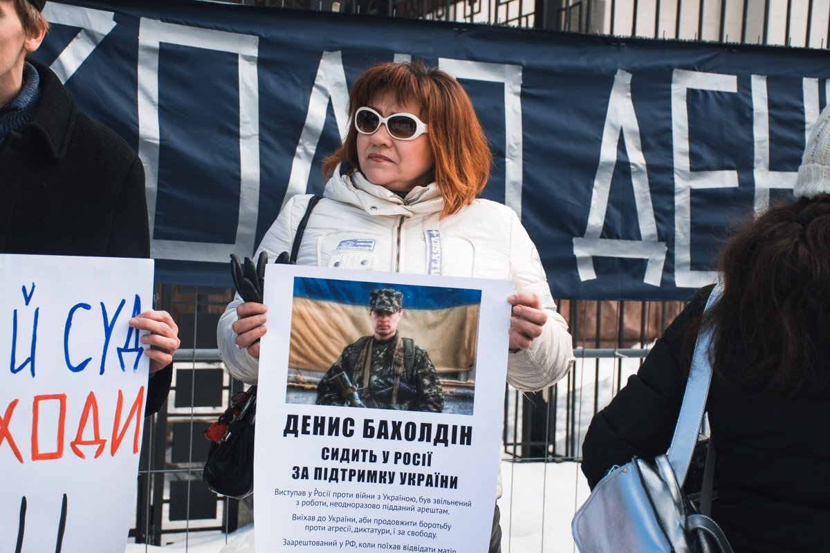 Под посольством собрались всего 5 активистов