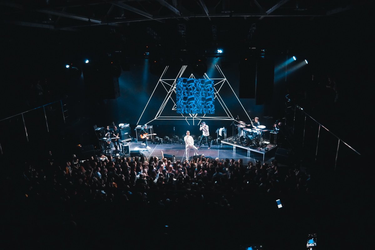 На одной сцене произошло слияние двух стихий – Воды и Огня