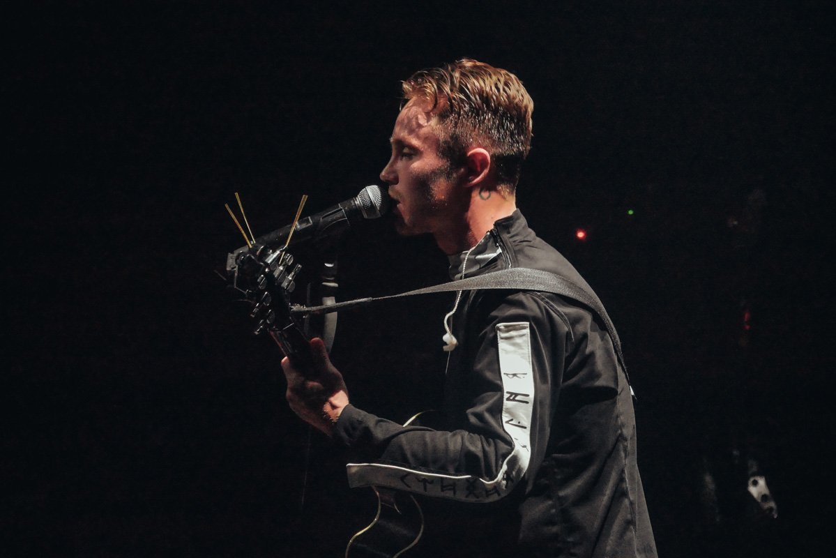 Изюминкой концерта стало душевное исполнение Артемом первых его песен акапельно под гитару