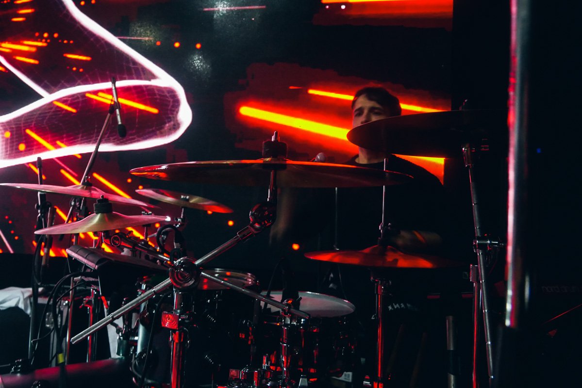 Артем отыграл двухчасовую live шоу-программу с full-бэндом