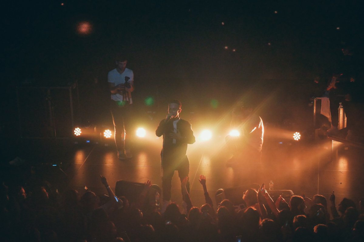 Весь вечер все присутствующие подпевали артисту 