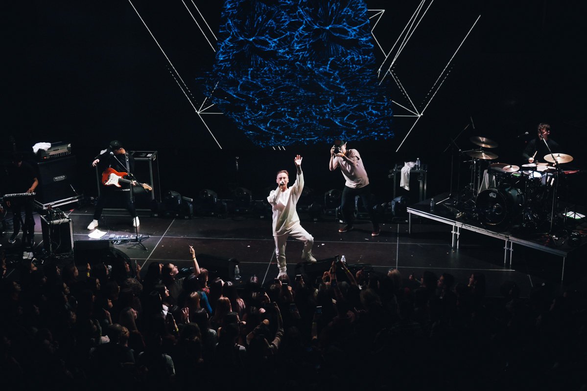 Весь вечер все поклонницы молодого певце танцевали и прыгали под драйвовую музыку